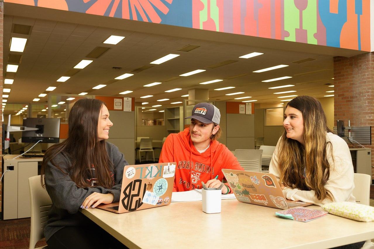 students sitting a table in the common area of the Learning Commons.